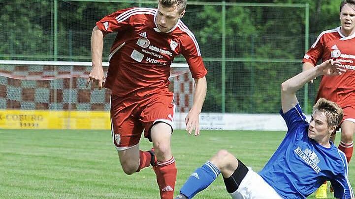 Der Kasendorfer Simon Hösch trifft den Hollfelder Michael Fuchs am Bein. Foto: Peter Mularczyk