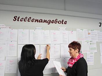 Groß ist das Angebot an Lehrstellen. Dennoch gibt es junge Leute, die sich schwer tun, einen Ausbildungsplatz zu finden. In Bildungsmaßnahmen der Agentur für Arbeit begleiten Berufspädagogen wie Ines Schwarz (rechts) Suchende wie Sabrina (links) bei ihren Bemühungen. Foto: Ramona Popp