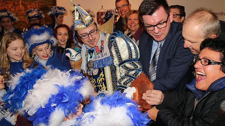 In diesem Jahr haben die Narren im Innern des Rathauses um den Schlüssel und die närrische Macht in der Session 2015 gekämpft. Es war eine Premiere für Bürgermeister Armin Warmuth (Mitte rechts) und Prinz Sebastian I "von Strom und Licht" (links daneben). Foto: Gerd Schaar