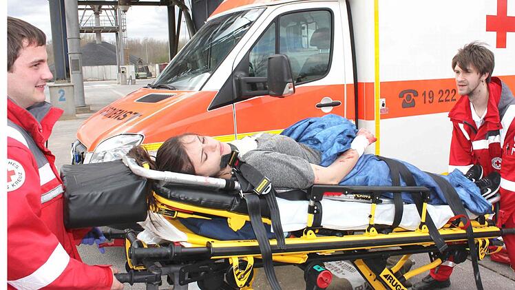 Bei der Übung ist es nicht schlimm, wenn man nicht alles so glatt geht - hier auf dem Zeiler Hafengelände heißt es am Samstag schneller Abtransport ins Krankenhaus. Die beiden Zeiler Sanitäter Daniel Öttilinger (links) und Johannes Staab bringen die Schwerverletzte in den Rettungswagen.  Fotos: Ralf Naumann
