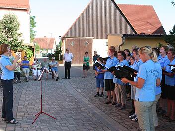 In der Brühlgasse genossen die Anwohner den Auftritt des Chors mit Dirgentin Ingrid Geyer. Foto: Evi Seeger