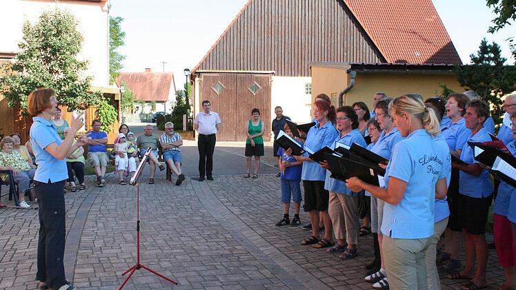 In der Brühlgasse genossen die Anwohner den Auftritt des Chors mit Dirgentin Ingrid Geyer. Foto: Evi Seeger