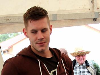 Daniel Dresel mit dem dicksten Fang, einem Karpfen von 5520 Gramm. Foto: Johanna Blum