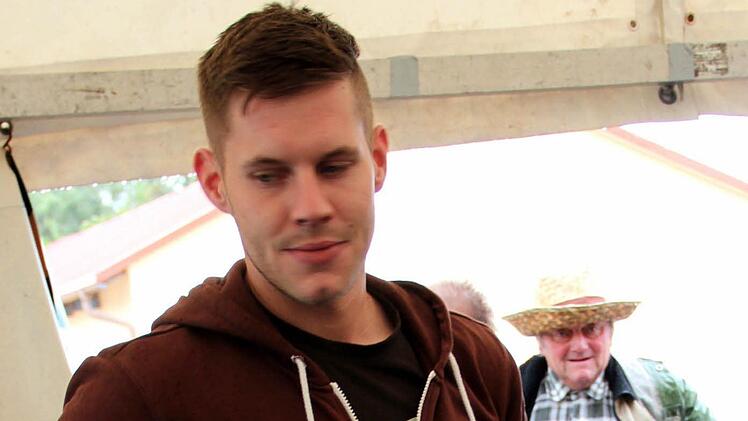 Daniel Dresel mit dem dicksten Fang, einem Karpfen von 5520 Gramm. Foto: Johanna Blum