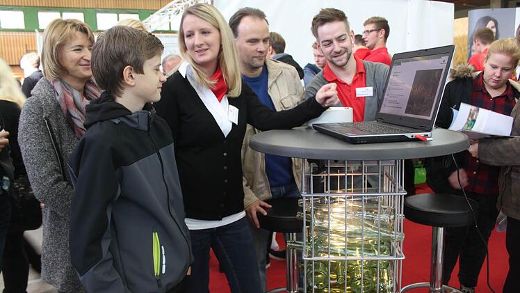 Am Stand von Wiegand-Glas  Foto: Veronika Schadeck