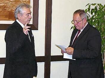 Bürgermeister Volker Schmiechen (SPD) vereidigte den neuen WGU-Gemeinderat Philipp Simon Goletz (l.). Foto: Klaus-Peter Wulf