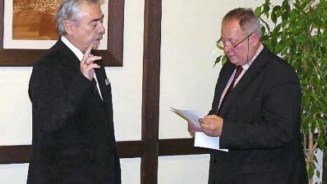Bürgermeister Volker Schmiechen (SPD) vereidigte den neuen WGU-Gemeinderat Philipp Simon Goletz (l.). Foto: Klaus-Peter Wulf
