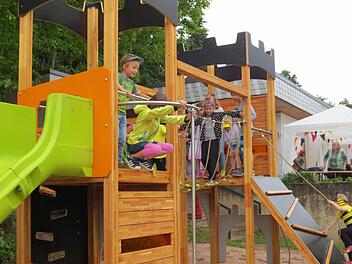 Die Kinder erobern den neuen Spielplatz mit sichtlicher Begeisterung. Foto: Martin Koch