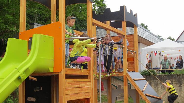 Die Kinder erobern den neuen Spielplatz mit sichtlicher Begeisterung. Foto: Martin Koch