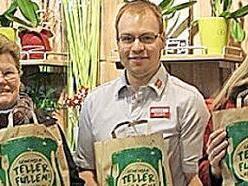 Tafel-Mitarbeiter Karl-Heinz und Brigitte Körner (von links, Thomas Wolf und Tafel-Projektleiterin Stefanie Renner mit den Tüten Foto: red