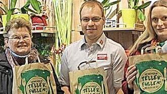 Tafel-Mitarbeiter Karl-Heinz und Brigitte Körner (von links, Thomas Wolf und Tafel-Projektleiterin Stefanie Renner mit den Tüten Foto: red