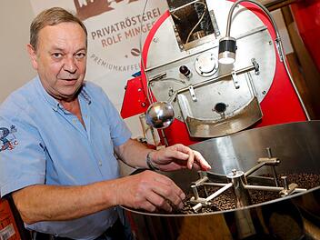 Rolf Minges an seiner Kaffeeröstmaschine: "Mein kleines neues Geschäft macht sehr viel Spaß", sagt der 65-Jährige. Foto: Matthias Hoch