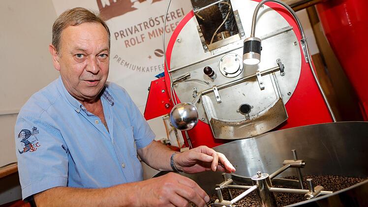 Rolf Minges an seiner Kaffeeröstmaschine: "Mein kleines neues Geschäft macht sehr viel Spaß", sagt der 65-Jährige. Foto: Matthias Hoch