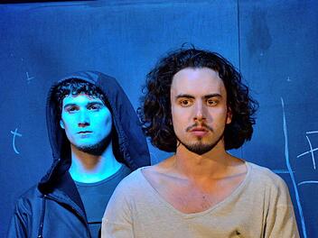 Patrick Paolucci (links) ist der Schatten P., der verstorbene Bruder von Julian (Ramon Linde).  Sebastian Worch