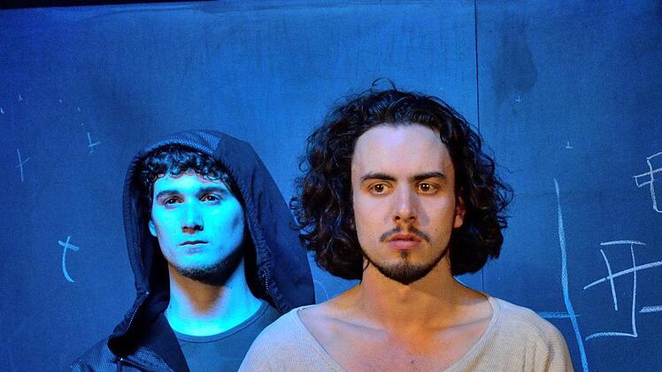 Patrick Paolucci (links) ist der Schatten P., der verstorbene Bruder von Julian (Ramon Linde).  Sebastian Worch
