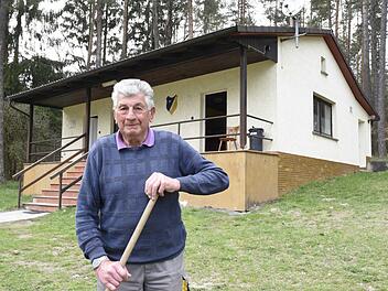 Günter Munzer hat  1962 mitgeholfen, als die  Umkleide- und Sporthütte  mitten im Wald gebaut wurde. Noch heute ist die Hilfe des rüstigen 78-Jährigen, der einst im erfolgreichen Bezirksliga-Team stürmte,  am Areal des SV Meilschnitz sehr gefragt.Hagen Lehmann