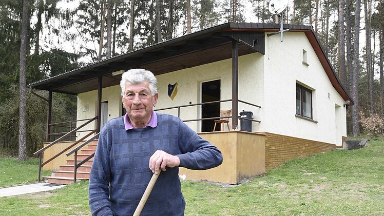 Günter Munzer hat  1962 mitgeholfen, als die  Umkleide- und Sporthütte  mitten im Wald gebaut wurde. Noch heute ist die Hilfe des rüstigen 78-Jährigen, der einst im erfolgreichen Bezirksliga-Team stürmte,  am Areal des SV Meilschnitz sehr gefragt.Hagen Lehmann