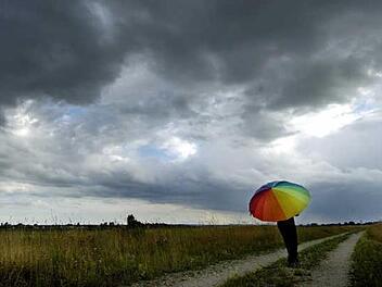 Kommt am Sonntag der große Regen? Ein Wettermodell sagt ja, aber sicher ist das deshalb noch lange nicht. Symbolfoto: Armin Weigel dpa/lby
