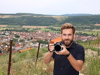 Alex Menschow mit seiner Kamera am Terroir-f-Punkt in Hammelburg.  Ralf Ruppert