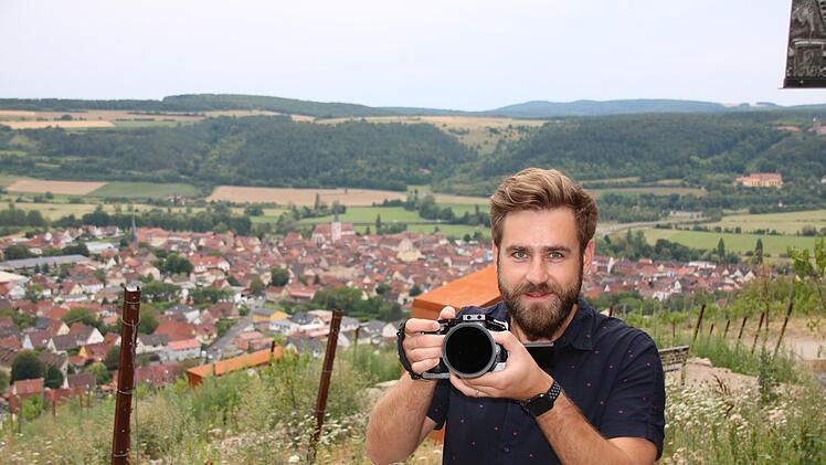 Alex Menschow mit seiner Kamera am Terroir-f-Punkt in Hammelburg.  Ralf Ruppert