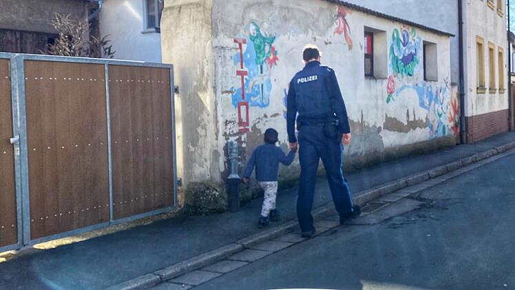 "Schnell Vertrauen gefasst": Ein Vierjähriger, der in Strullendorf von zu Hause weggelaufen war, freundete sich mit einem Beamten der Polizei Bamberg-Land an, wie dieses Foto zeigt. Der Polizist brachte den kleinen Ausreißer schließlich zu seinem Vater.