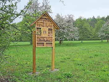 Beim Golfclub Fr&auml;nkische Schweiz wurde aus den Spenden der Bienenaktion 2020 ein Insektenhotel zwischen den Bahnen 4 und 5 errichtet.