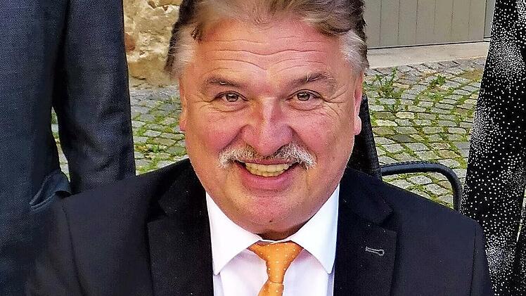 Landrat Klaus Peter Söllner beim Eintrag ins Goldene Buch.