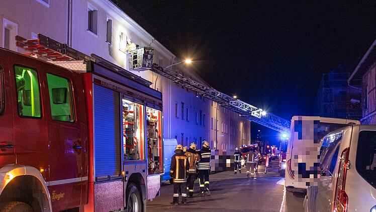 K&uuml;chenbrand in Mehrfamilienhaus: Feuerwehr rettet Frau