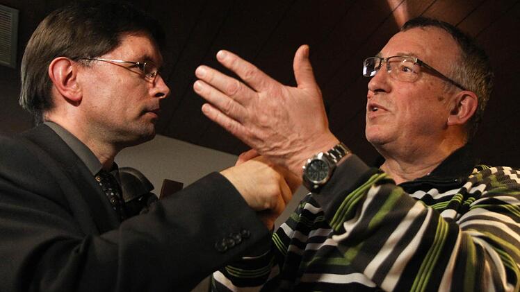 In der Siedlergemeinschaft Herlas gibt es nur noch Senioren, bedauert Vorsitzender Albrecht Aldinger (rechts) im Gespräch mit BR-Redaktionsleiter Alexander Müller. Foto: Michael Gründel