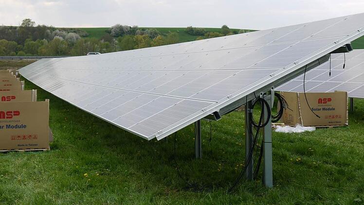 Ein Teil der insgesamt 4900 Solarmodule wurde bereits auf den Trägern montiert.  Fotos: Ralf Nauer