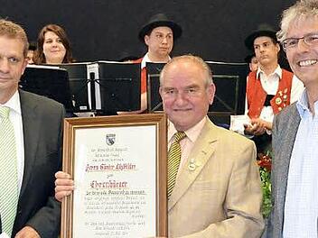 Günter Litzlfelder mit seiner Ehrenbürgerurkunde, Bürgermeister Thilo Wagner (links) und Zweiter Bürgermeister Bernd Fricke