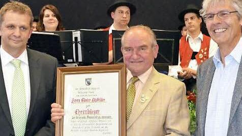 Günter Litzlfelder mit seiner Ehrenbürgerurkunde, Bürgermeister Thilo Wagner (links) und Zweiter Bürgermeister Bernd Fricke