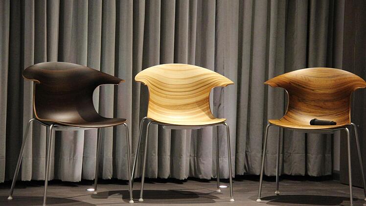 Designerstühle in verschiedenfarbigem Holz - für die Gruppenbildung bei Seminaren.
