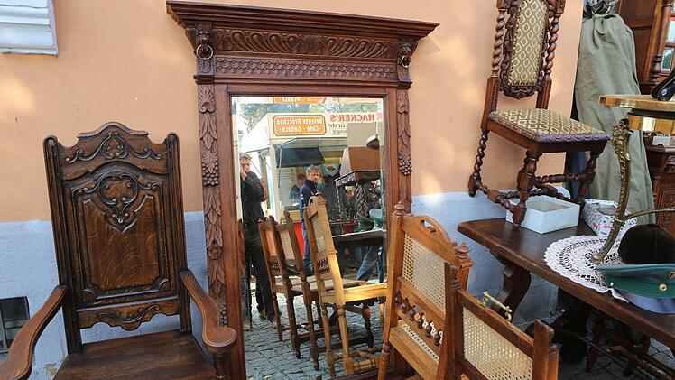 Möbel gehörten zum Angebot.