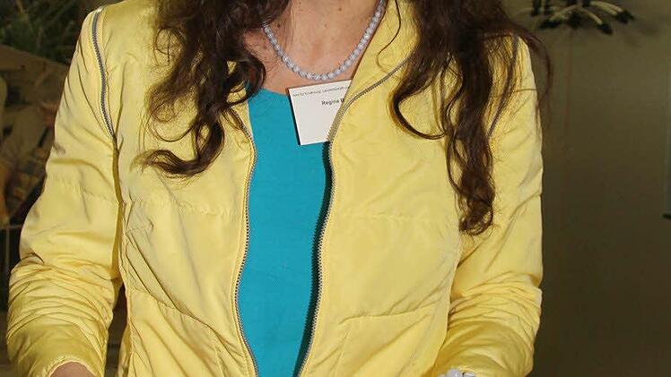 Regina Burkhardt hat Kochversuche mit blauen Kartoffeln gemacht: Bei der Zubereitung in Salzkartoffelart verlieren die blauen Kartoffeln Farbe, werden die blauen Kartoffelsorten mit der Schale gedämpft behalten sie die leuchtende violette Farbe