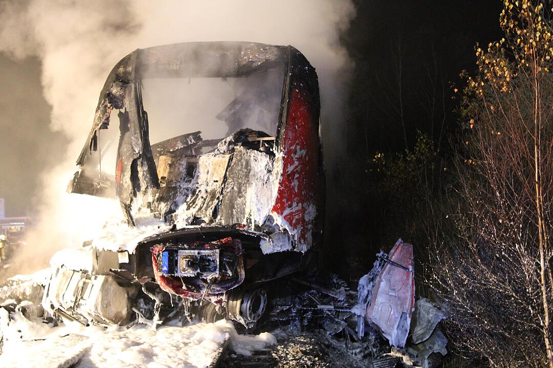 Personenzug rast in US-Militär-Schwertransporter