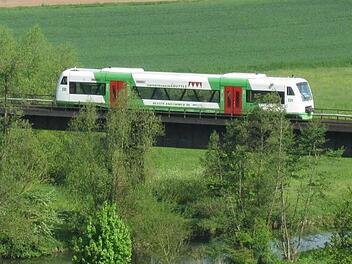 Ein Zug der Erfurter Bahn auf der Trimberger Brücke. Foto: Mäuser/Archiv
