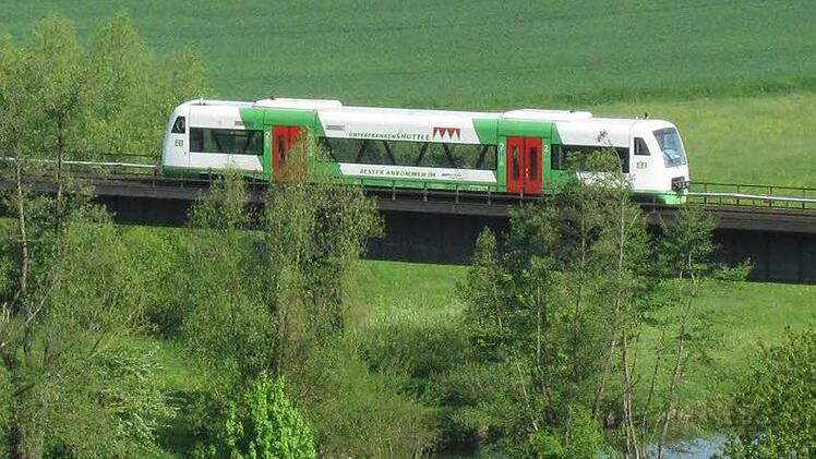 Ein Zug der Erfurter Bahn auf der Trimberger Brücke. Foto: Mäuser/Archiv