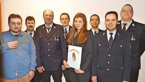 Mit Christian Hückmann (Bild oben, rechts) als 1. Kommandanten und Jens Köhler als 2. Kommandanten stehen gleich zwei Neue an der Spitze der Merlacher Wehr. Auch Vorstandswahlen und Ehrungen gab es bei der Hauptversammlung. Das untere Bild zeigt Lukas Tschepe, Henry Reisenweber, Lothar Popp, Manuel Höhn, Marie Fischer, Thomas Bösel, Frank Weikard und Kreisbrandmeister Johannes Kempinski.  Fotos: Gabi Arnold