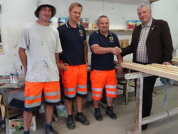 Der Fleiß hat sich ausgezahlt: Leonid Hurko aus der Ukraine (Zweiter von rechts) hat nun seinen ersten "richtigen" Arbeitsplatz als Angestellter in Deutschland. Bürgermeister Jürgen Hennemann (rechts), Christian Raehse (zweiter von links) und Michael Müller (links) freuen sich über das großartige Engagement des dreifachen Familienvaters.