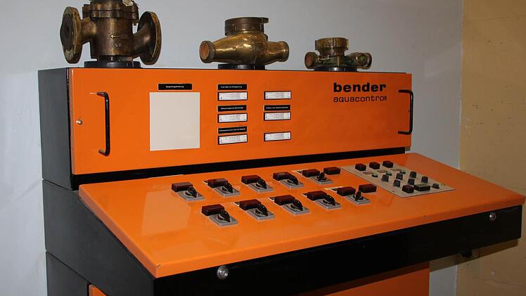 Andere Anlagen sind in die Jahre gekommen. Dieses Schaltpult steht quasi nur noch zu Anschauungszwecken im Flur. Foto: Ulrike Müller