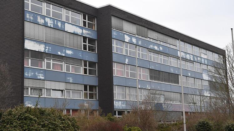 Immer wieder wurde die Sanierung "Blaue Schule" verschoben. Von einer Milliarde Euro könnte man die Turnhalle 111 Mal sanieren. Dabei ist die Schule nur eine von mehreren maroden Bildungsanstalten in Bamberg. Auch das DG und das KHG haben Sanierungsstau.