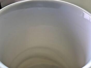 Tasse bleibt leer - sonst gibt es wieder zu viel Forderungen. Foto: mb