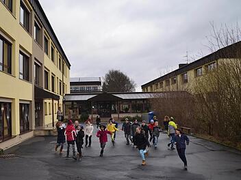 Die Mittelschule in  Burkardroth:  Über die Kosten für die Sanierung  gab es in der Bürgerversammlung Diskussionen.Kathrin Kupka-Hahn/Archiv