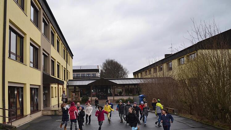 Die Mittelschule in  Burkardroth:  Über die Kosten für die Sanierung  gab es in der Bürgerversammlung Diskussionen.Kathrin Kupka-Hahn/Archiv
