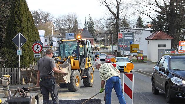 Die Berndorfer Stra&szlig;e in Thurnau ist Baustelle. Da nur eine Fahrspur zur Verf&uuml;gung steht, wird der Verkehr mit Ampeln geregelt.   Fotos: Alexander Hartmann