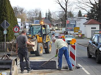 Die Berndorfer Straße in Thurnau ist Baustelle. Da nur eine Fahrspur zur Verfügung steht, wird der Verkehr mit Ampeln geregelt.   Fotos: Alexander Hartmann