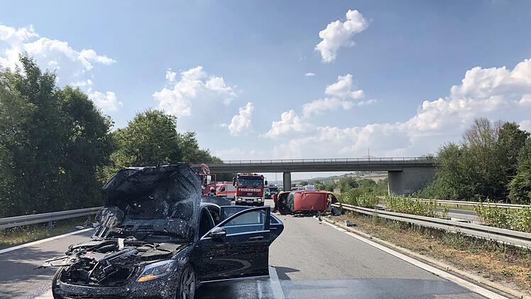 Einen Unfall mit zwei Verletzten gab es am Freitag nahe der Anschlussstelle Viereth-Trunstadt.  Foto: News 5