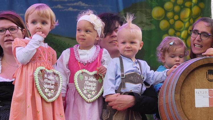 Auch die J&uuml;ngsten aus der Kinderkrippe durften mit auf die B&uuml;hne.