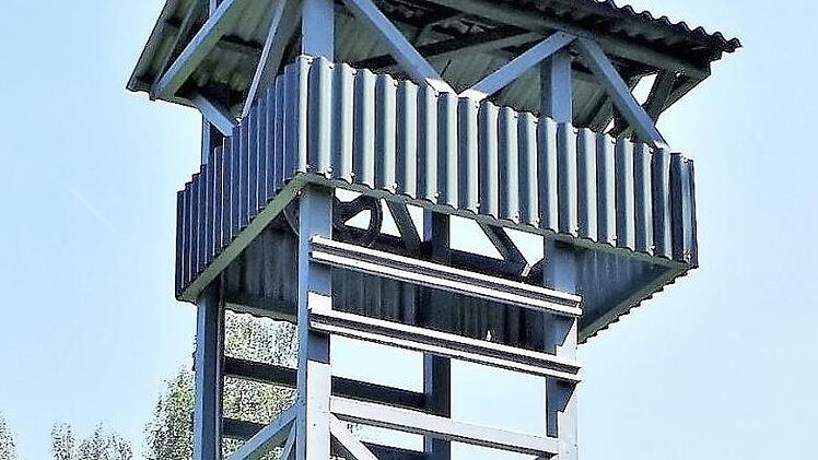 Stockheim hat wieder einen acht Meter hohen Förderturm.